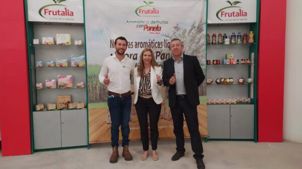 Ing. David Felipe Rodríguez y directiva Frutalia