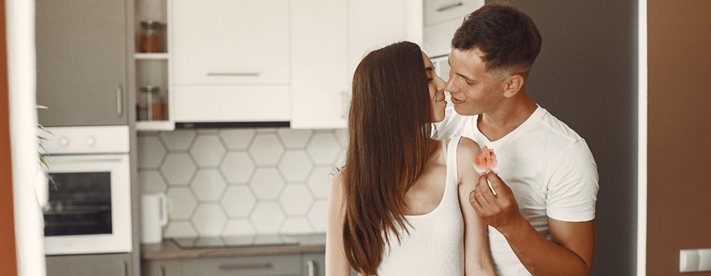 Pareja enamorada comiendo frutas